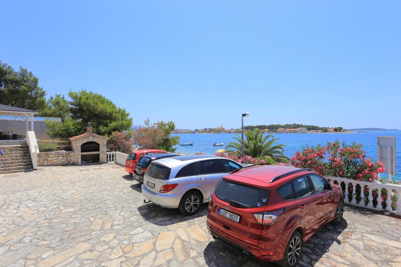 Family Friendly Seaside Apartments Brodarica, Sibenik - 15270 מראה חיצוני תמונה