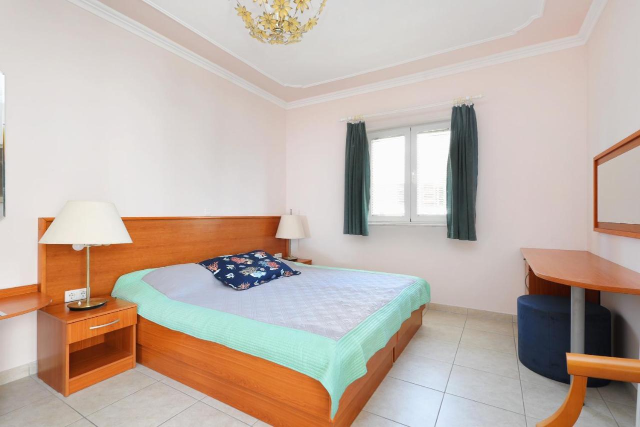 Family Friendly Seaside Apartments Brodarica, Sibenik - 15270 מראה חיצוני תמונה