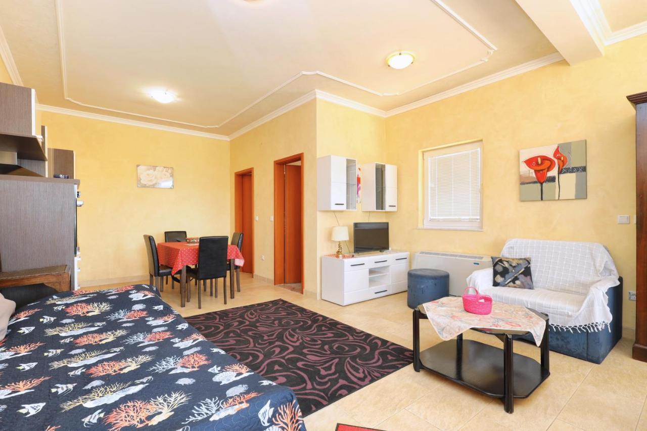 Family Friendly Seaside Apartments Brodarica, Sibenik - 15270 מראה חיצוני תמונה